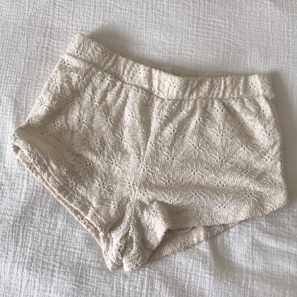 Forever 21 white/cream floral shorts size Small